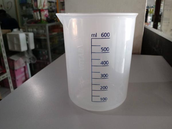beaker plastik 600